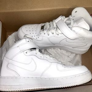Nike high top - Air Force 1’s (Size 6Y fits 8W) - Box used for shipping!